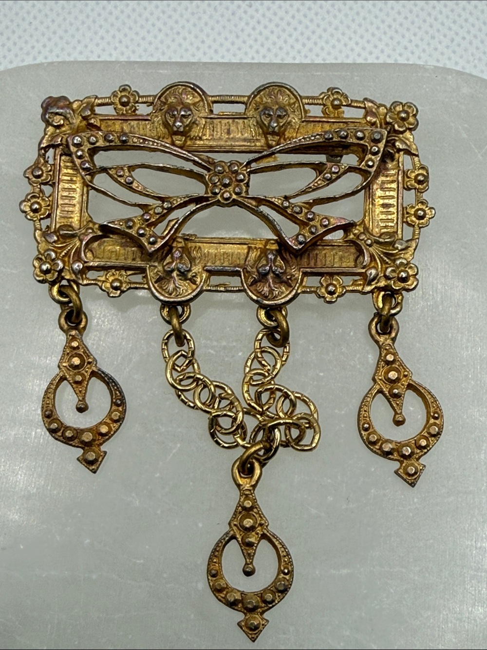Vintage Ornate Gold-Tone Filigree Bow Dangle lion art nouveau Brooch pin ⭐️